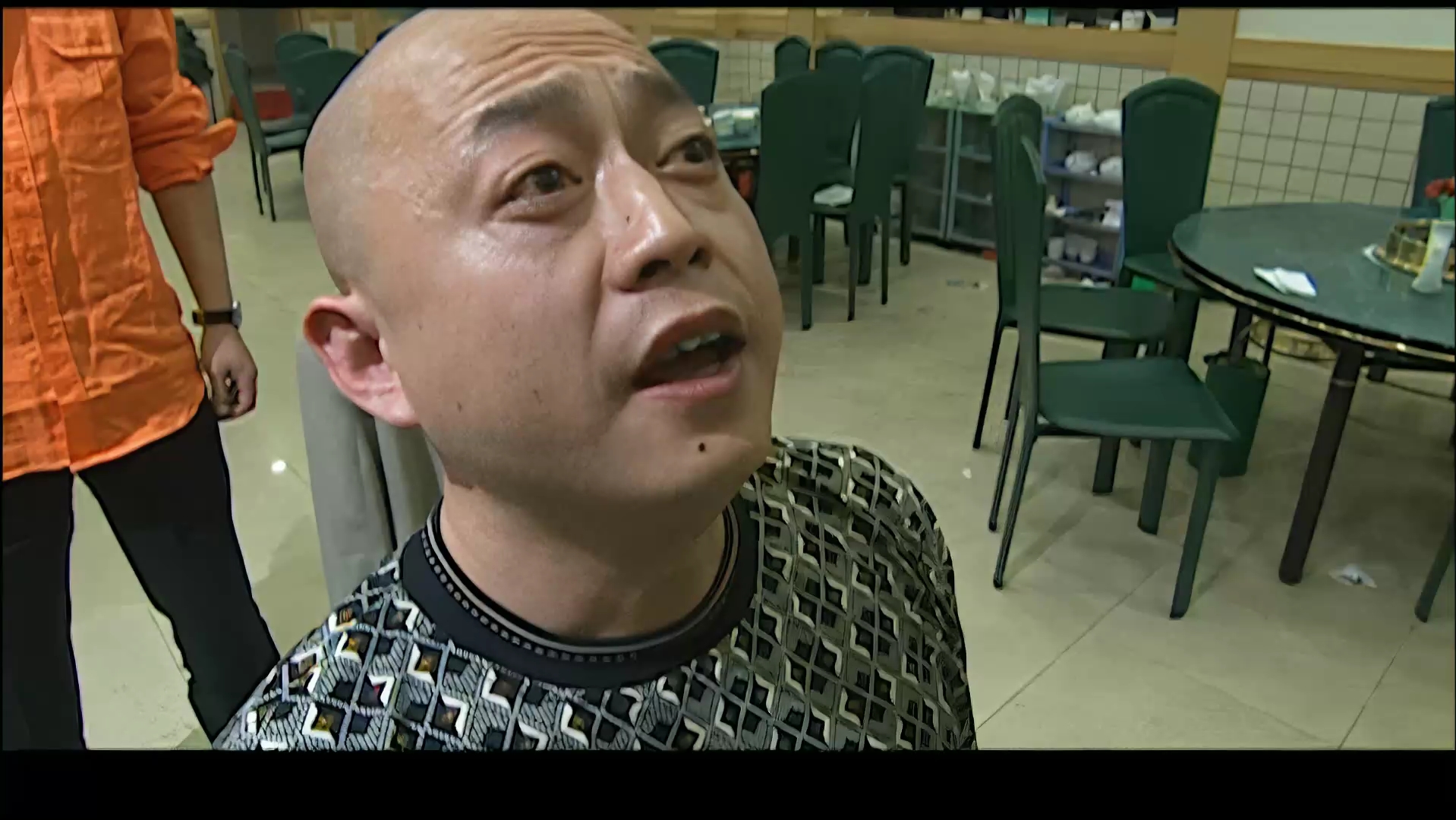 我一进来就看见封彪给华强跪下叫爷