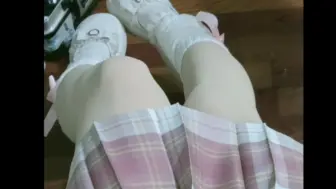 Video herunterladen: 小男娘的新鞋子哦~