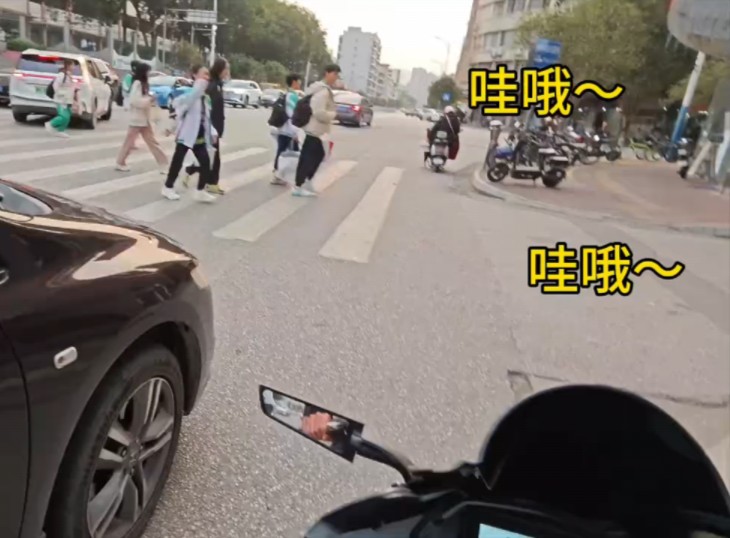 这辈子没这么社死过，放学溜车，遇到同班同学