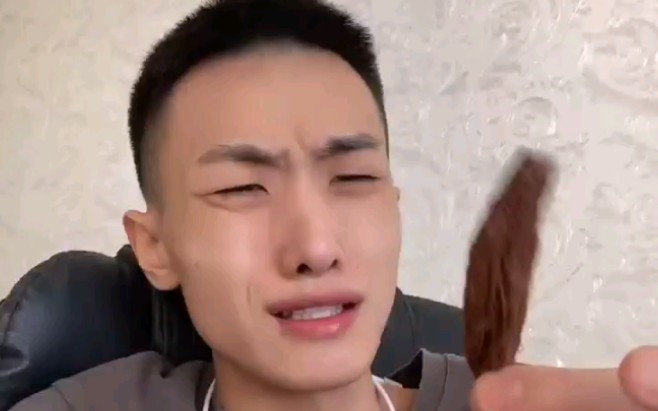 张扬在线吃弯钩直呼刺激过瘾抖音网红斑马战神张扬