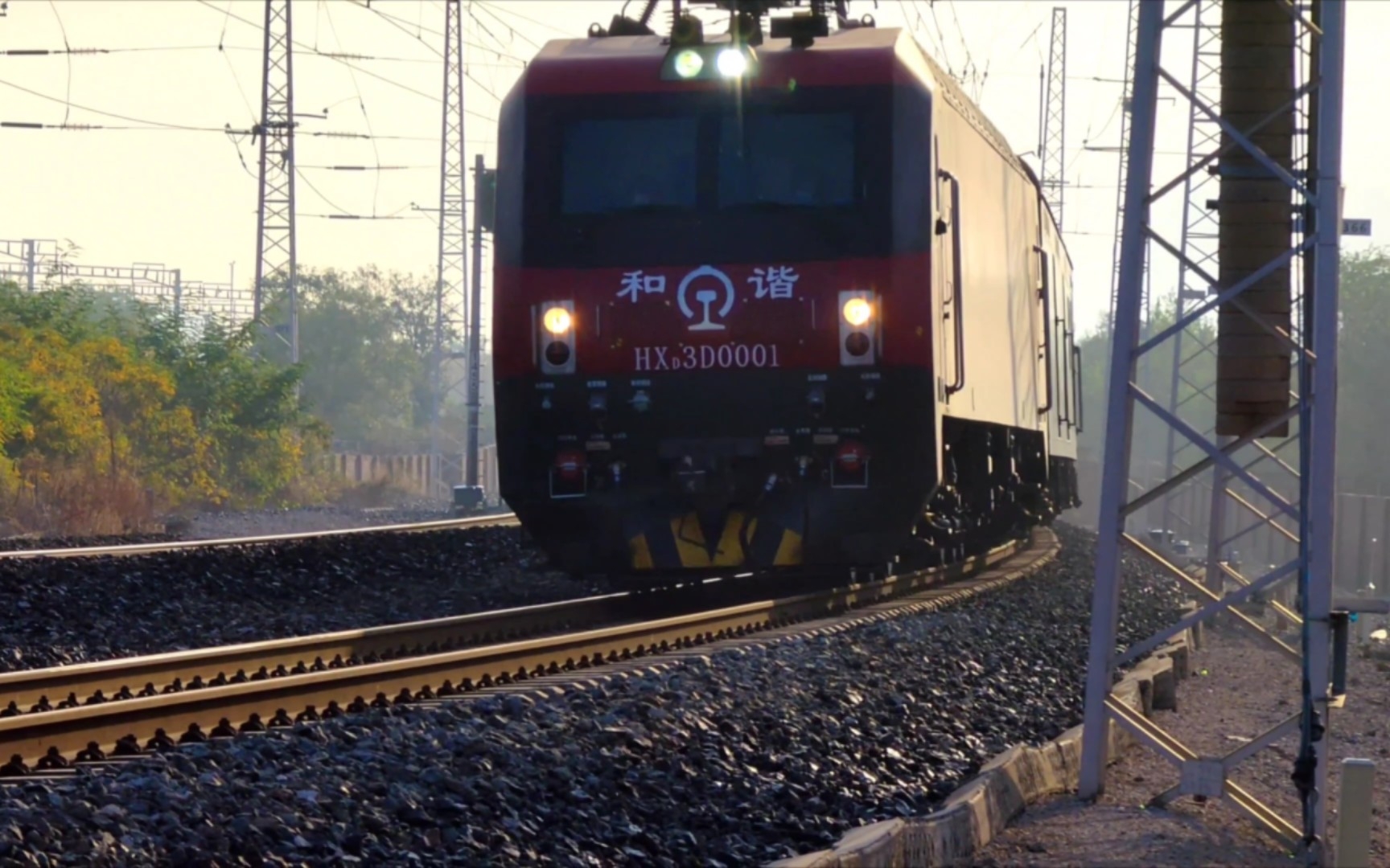 hxd3d0001牵引t122次晚点10分钟通过天津站四号楼