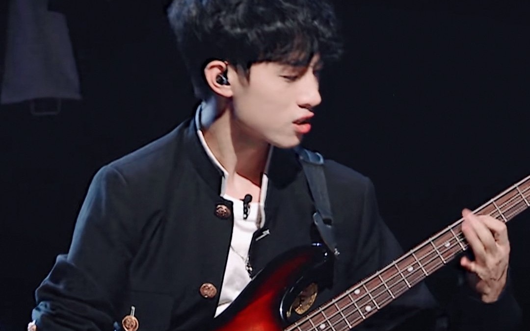 明日之子贝斯手小智舞台solo直拍合集