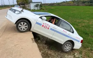 下载视频: 倒不得了，倒不得了，新手倒车错把油门当刹车，看似很危险，实际一点也不安全