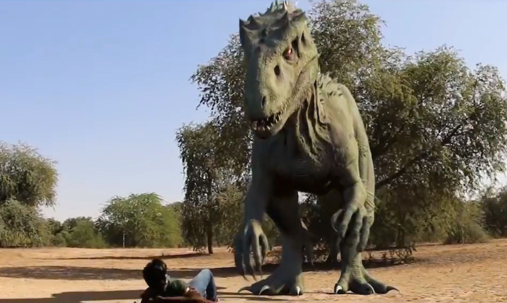 男人和霸王龙斗智斗勇,不料惊动另外一只大家伙,直接陷入险境