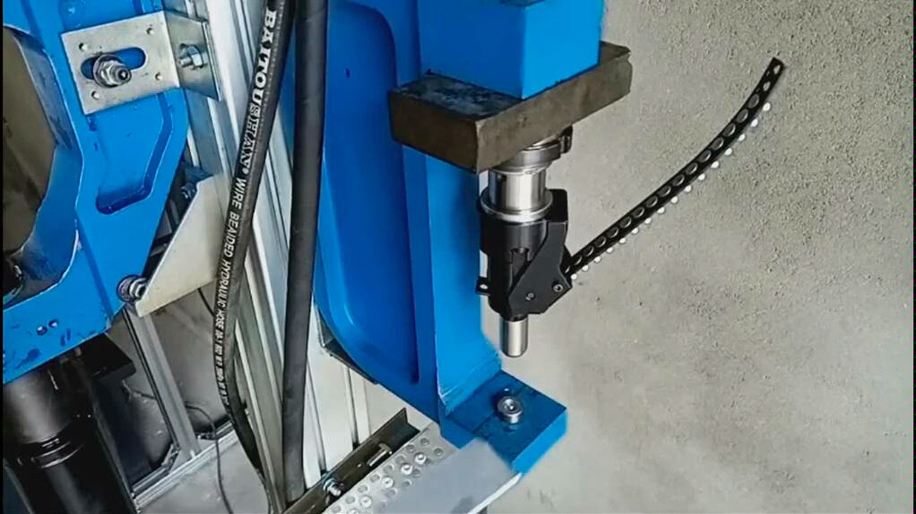 贝瑞克母线槽自冲铆接母线槽自动铆钉枪