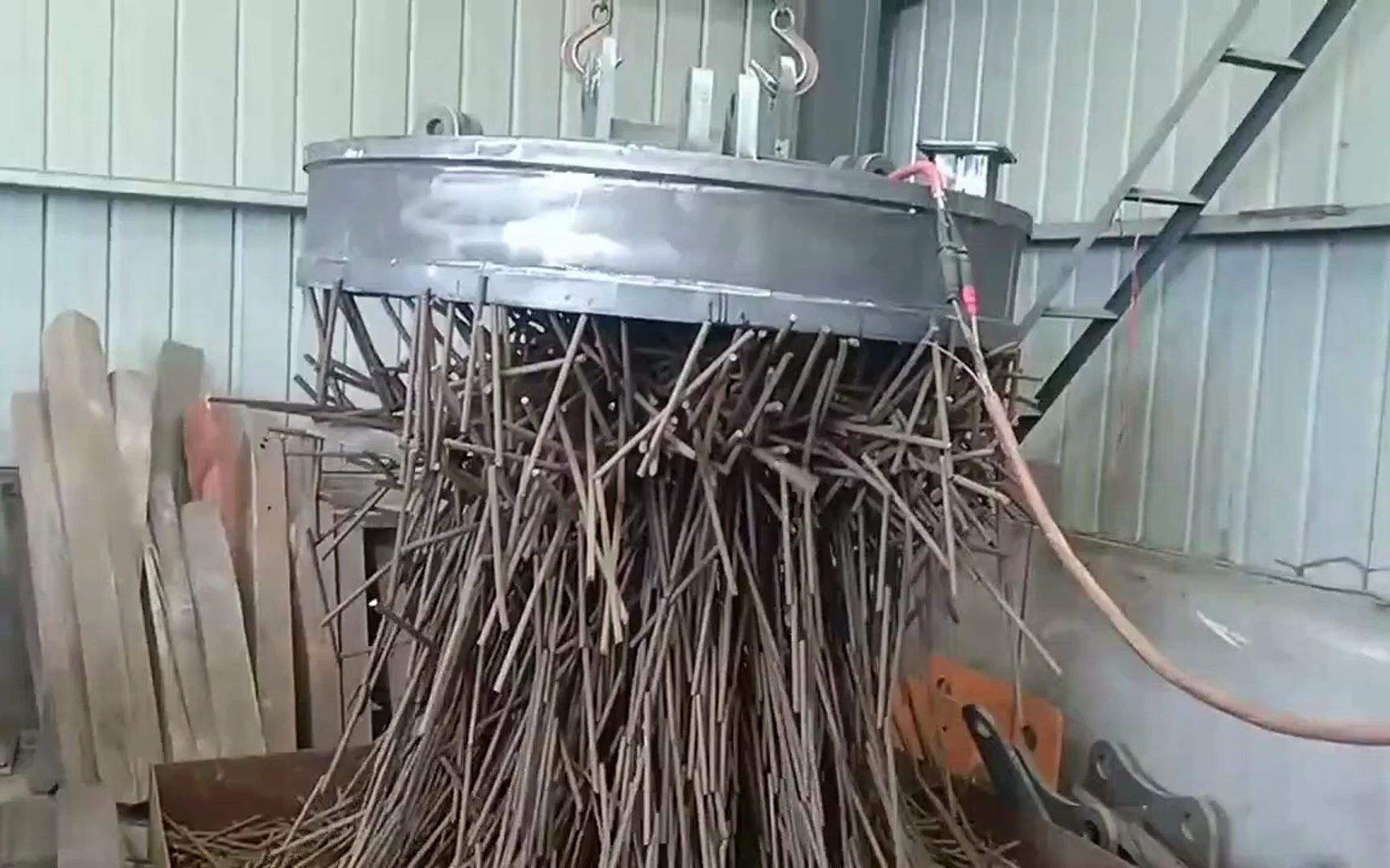 挖掘机改装冶金磁力吸盘 高频强磁电磁吸盘 挖掘机圆形强磁电磁吸盘