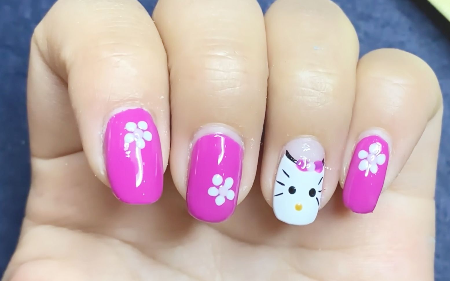 做一款"hello kitty猫"美甲,粉嫩可爱,简直是女孩们的最爱