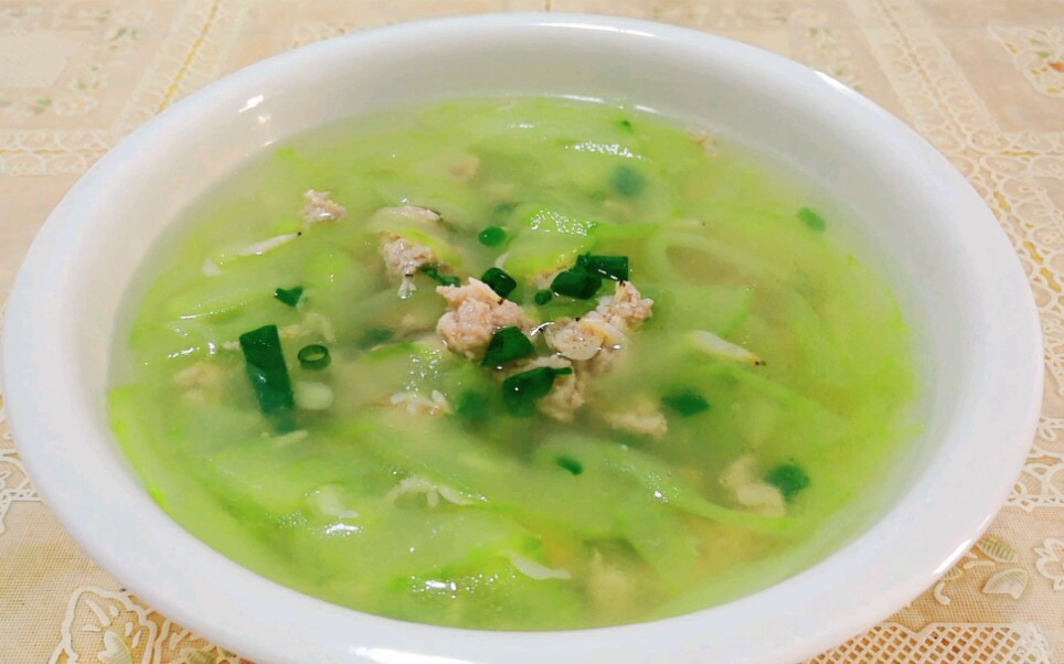 黄瓜肉碎虾皮汤这样做,汤清肉嫩,清爽又好喝,就用这方法