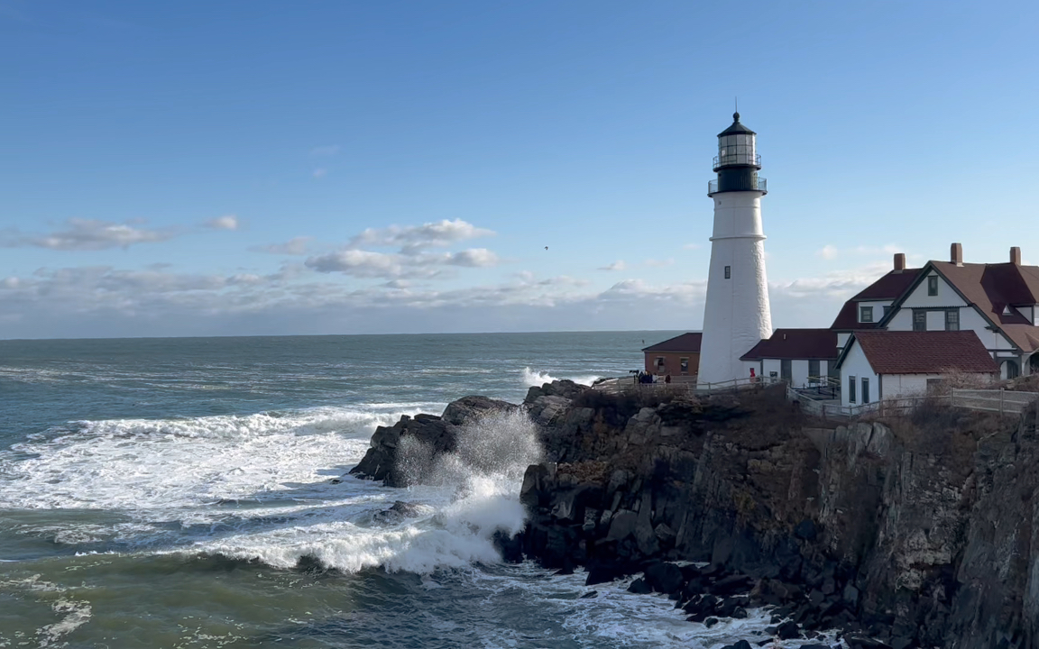 在缅因州波特兰大灯塔看海