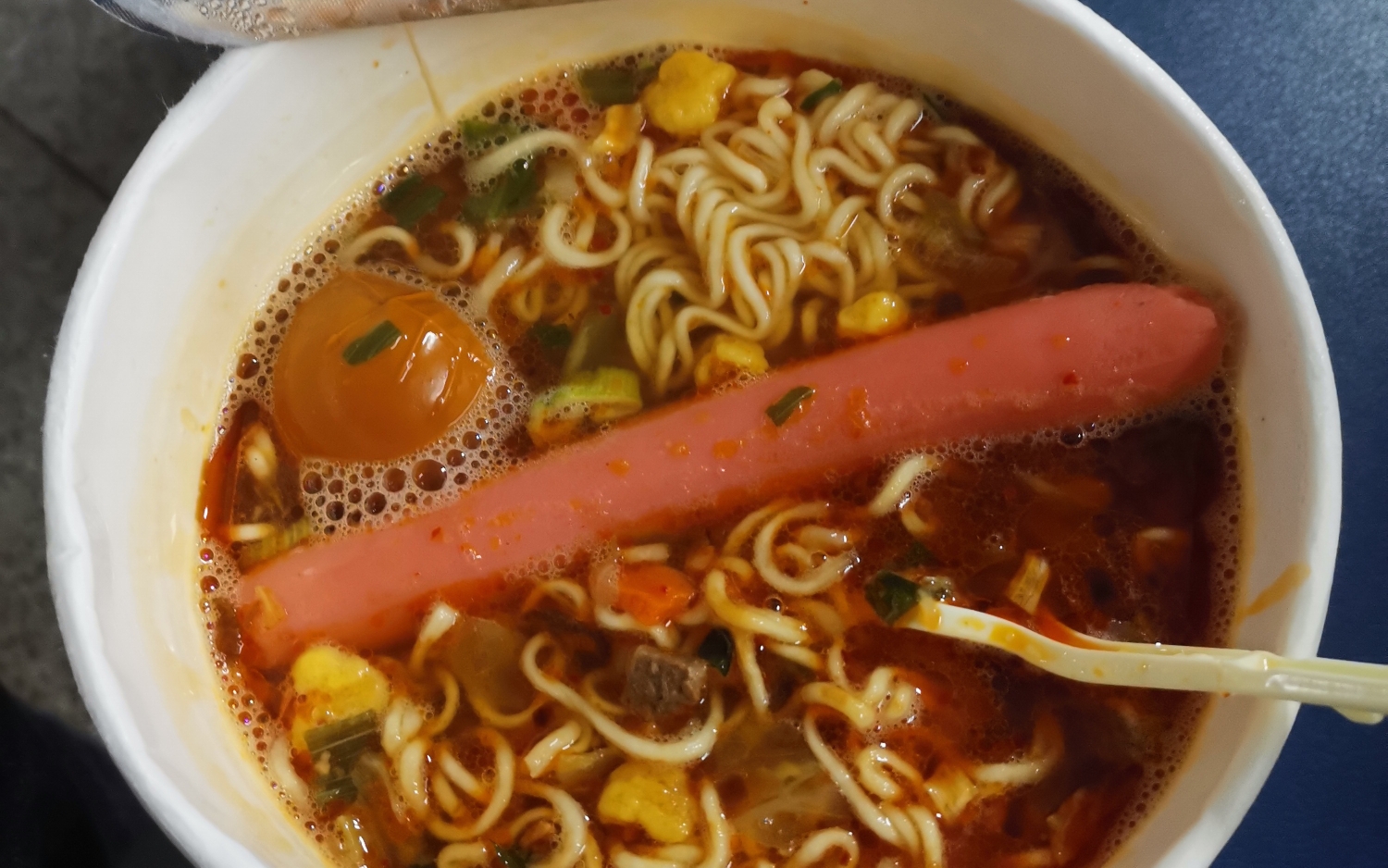 昨天发工资了,今天泡面加了肠和卤蛋