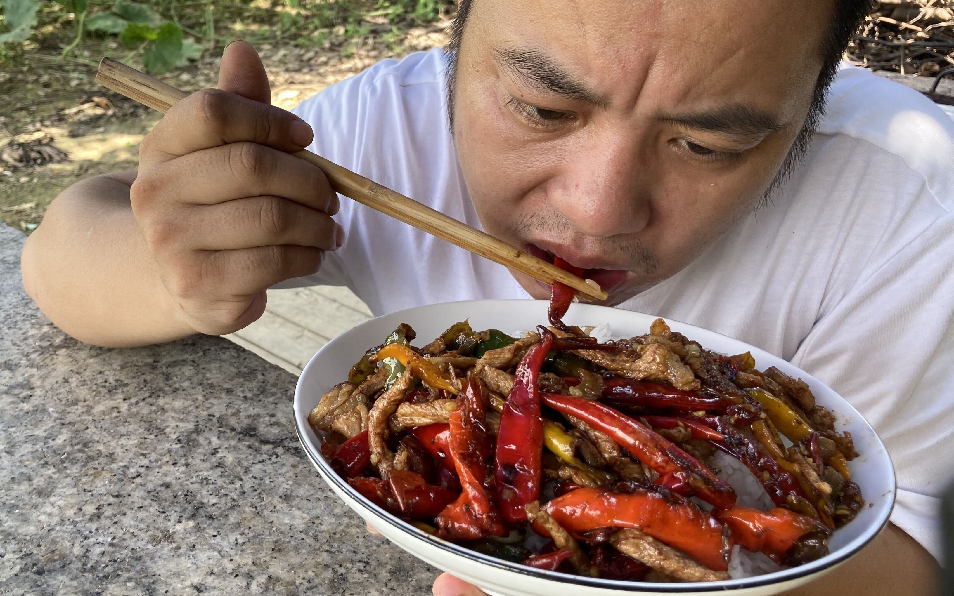 吃辣我就服湖南人,小米椒配线椒双椒盖饭,辣到冒火也要吃过瘾