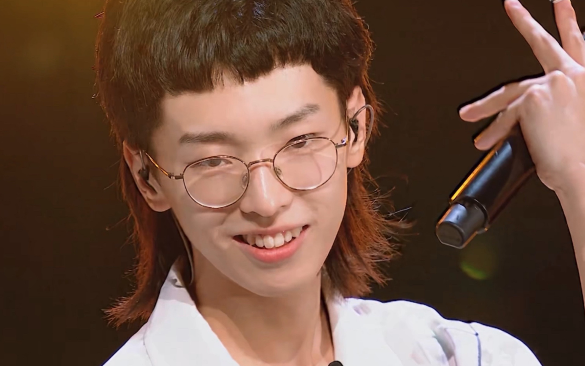 杨润泽小狼尾白衬衫yydsuptownfunk单人直拍