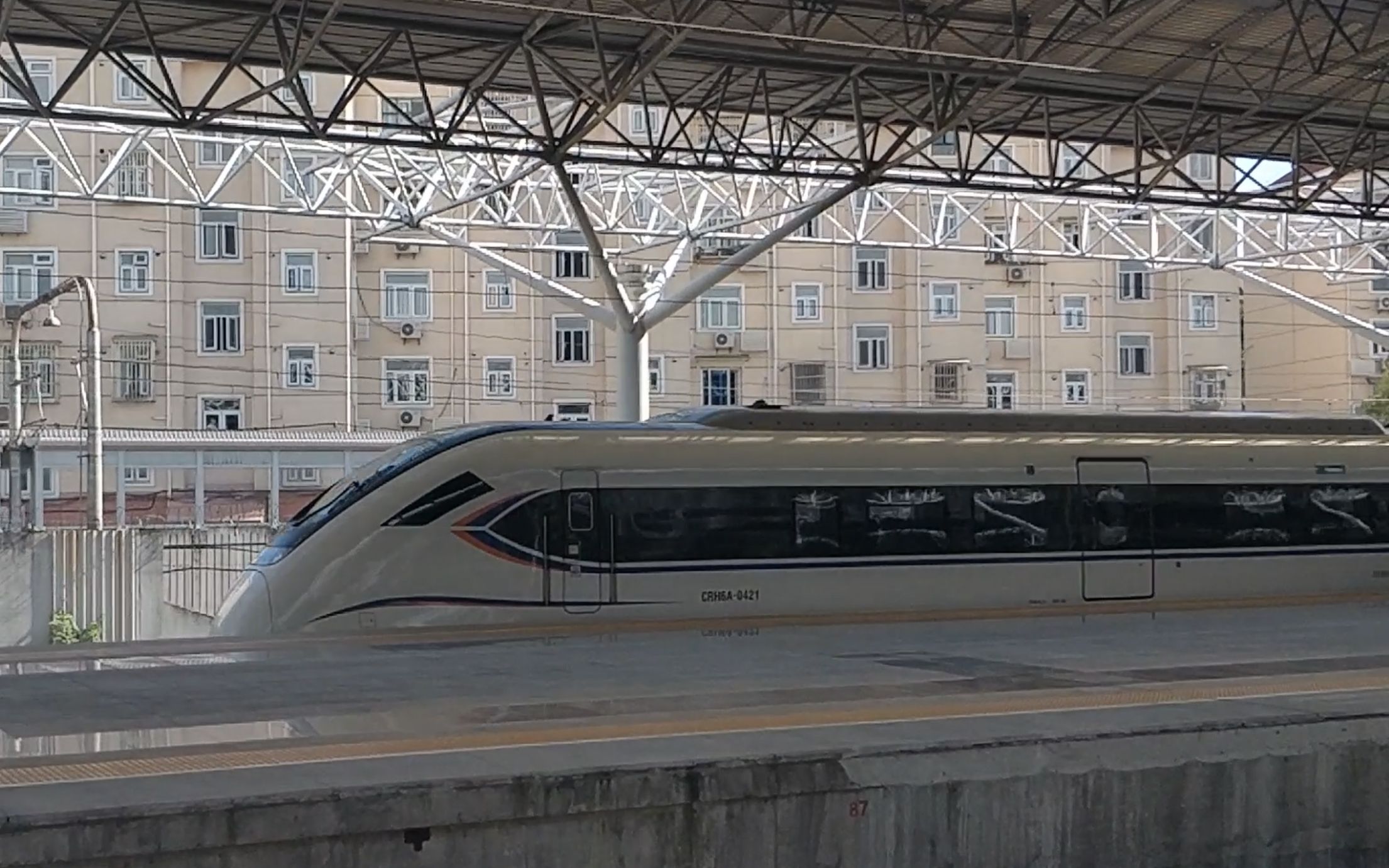 【铁路随拍】金山城际的crh6a-0421终到上海南站 20181001_哔哩哔哩