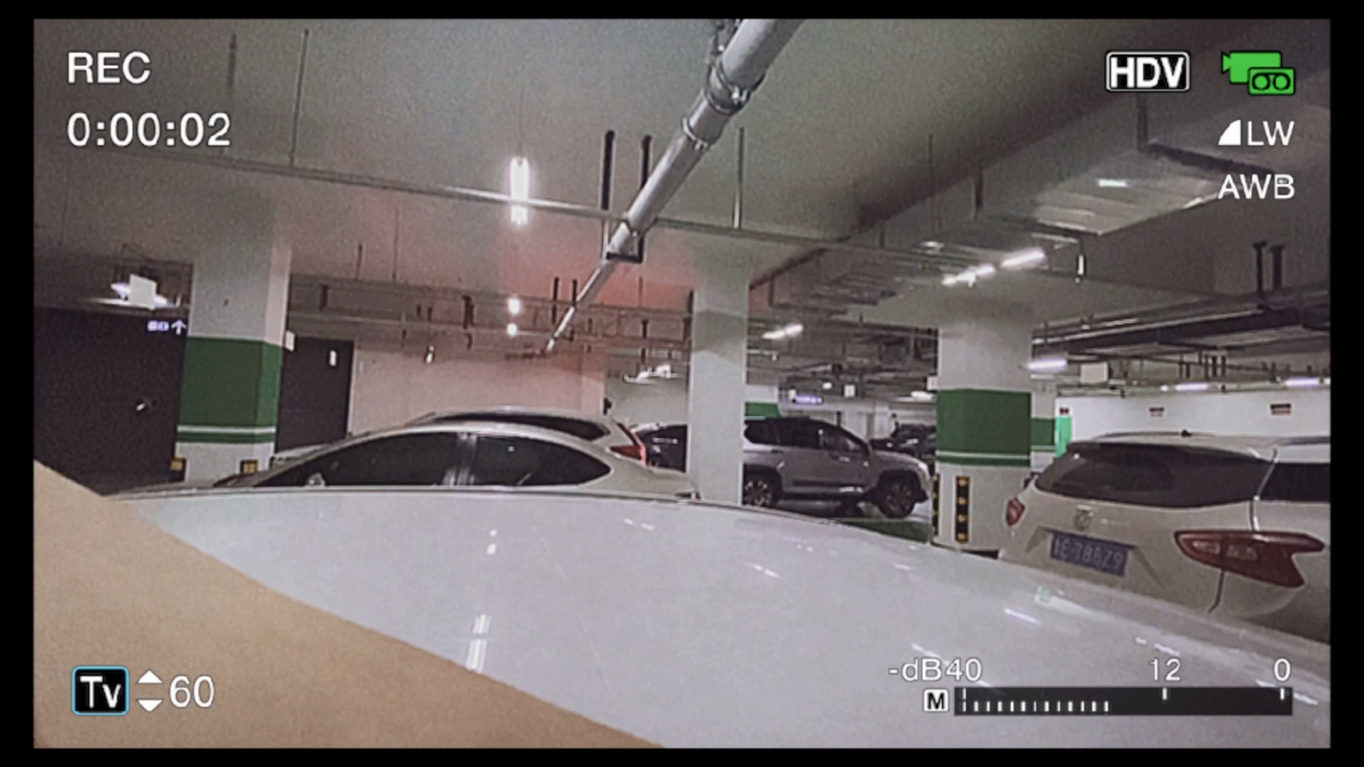 地下车库的监控实拍