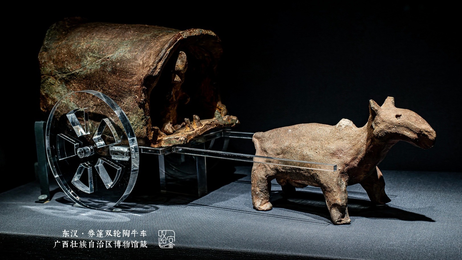 东汉·券篷双轮陶牛车