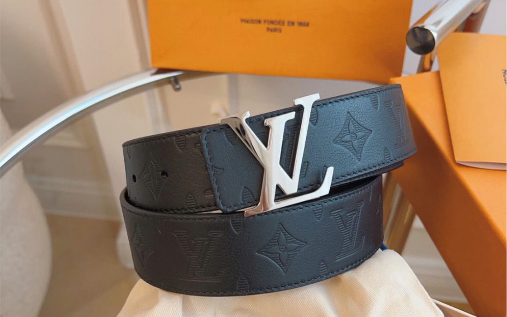 推荐高仿lv路易威登标志性的lv initiales 腰带推出新款款式:进口原厂