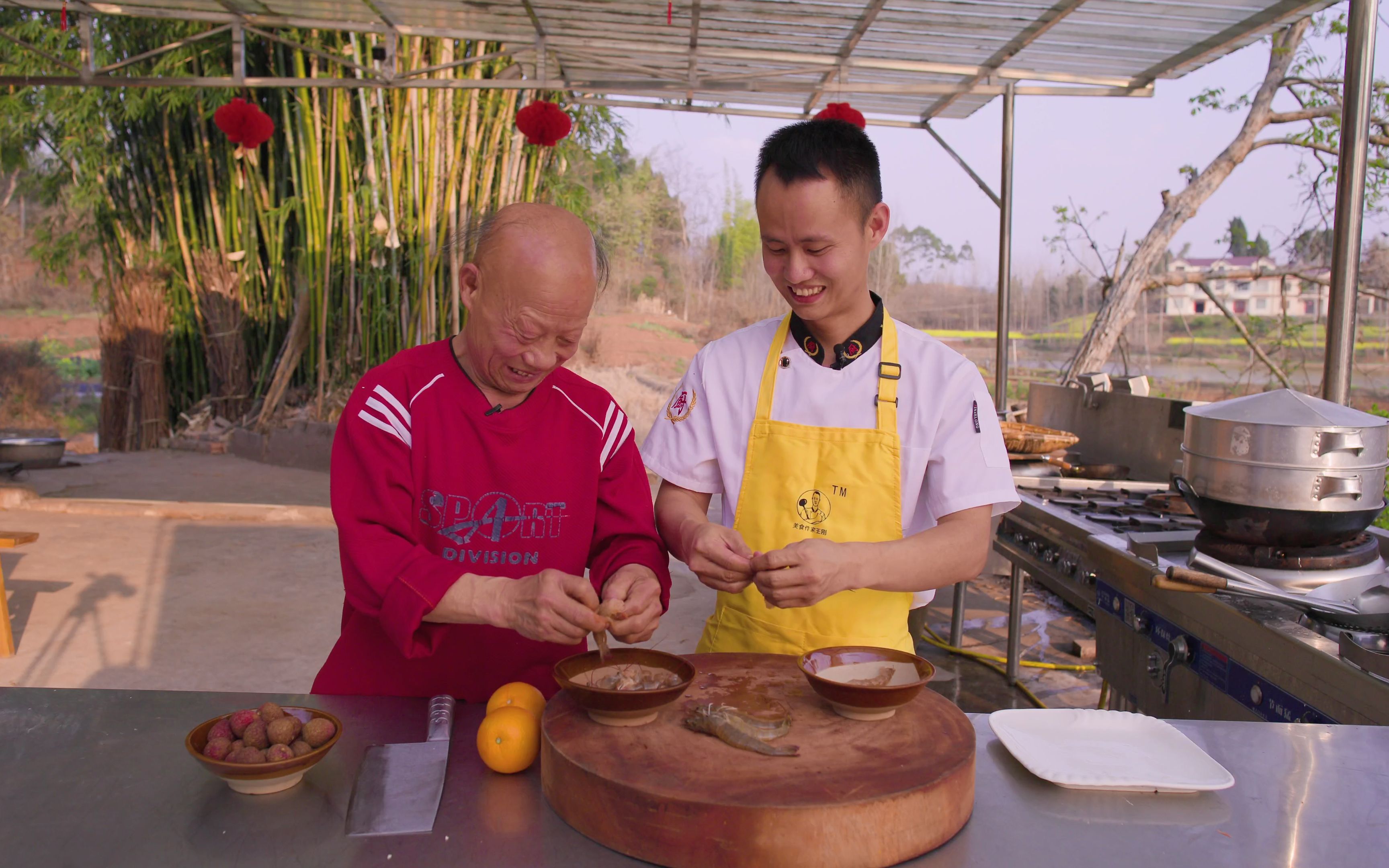 厨师长分享脆甜鲜香的“水果扒虾球”，四伯笑称可以当饭吃-美食作家王刚R-美食作家王刚R-哔哩哔哩视频
