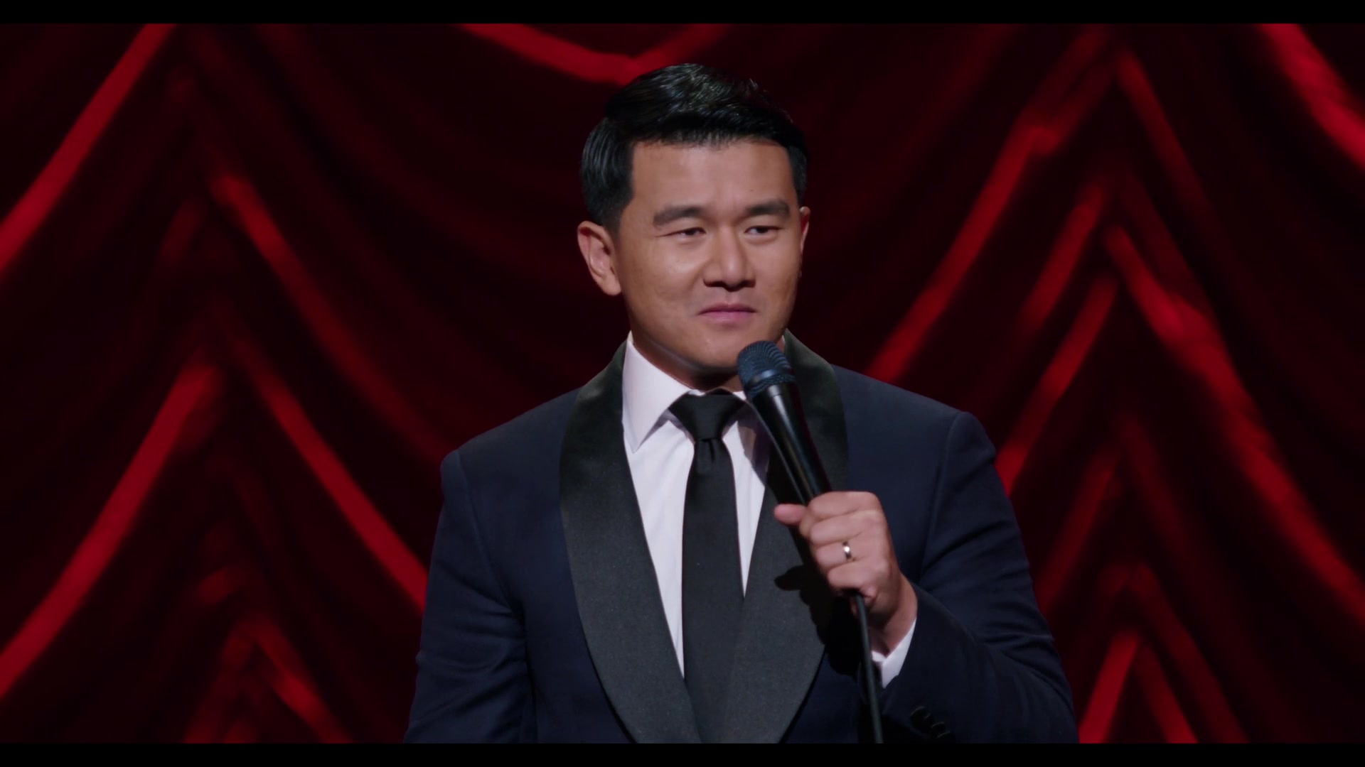 脱口秀 钱信伊:亚洲笑星闹美国.ronny.chieng.asian.comedian.