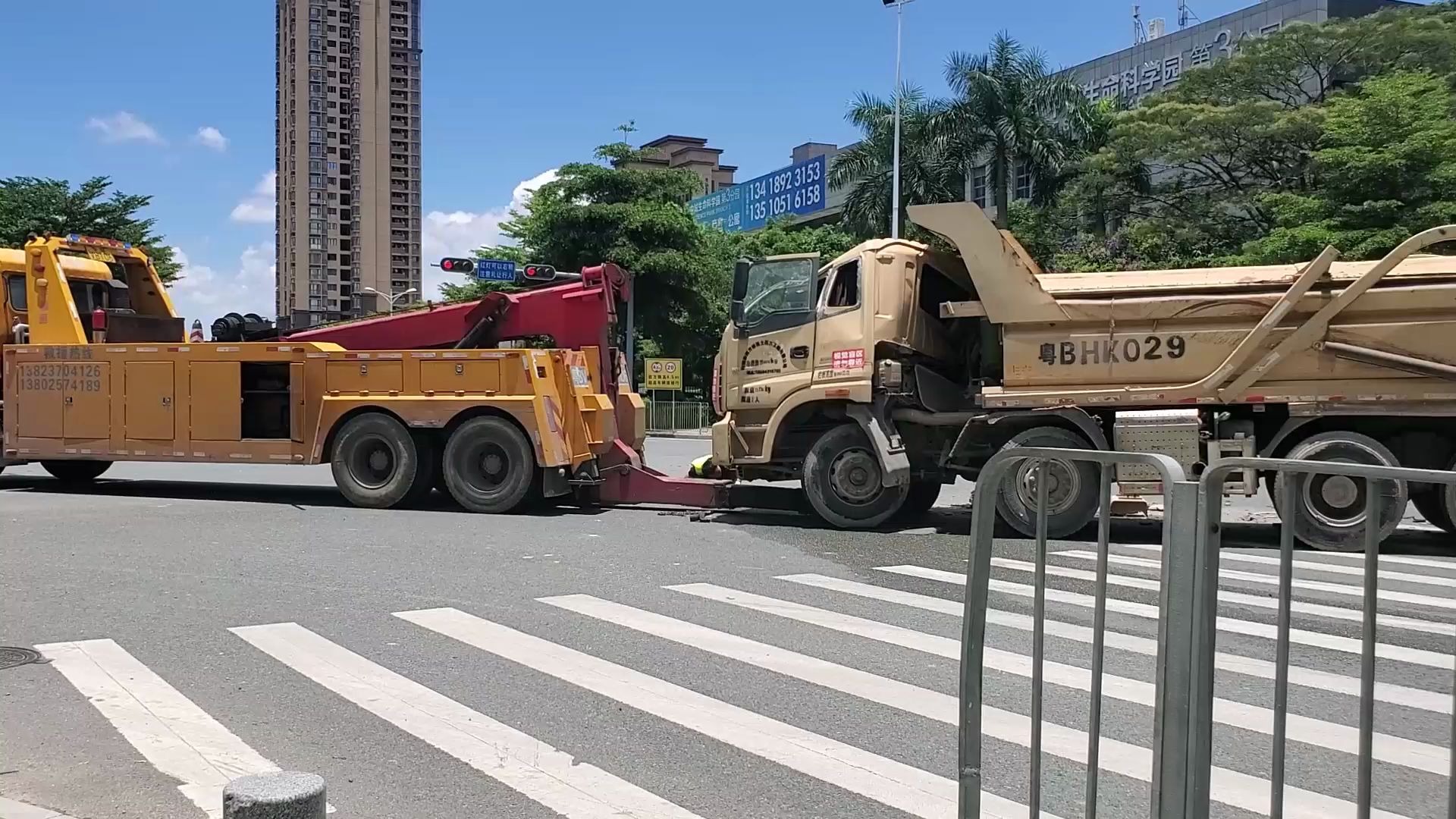 现场实拍:这拖车师傅也太专业了,6分钟处理完事故现场!