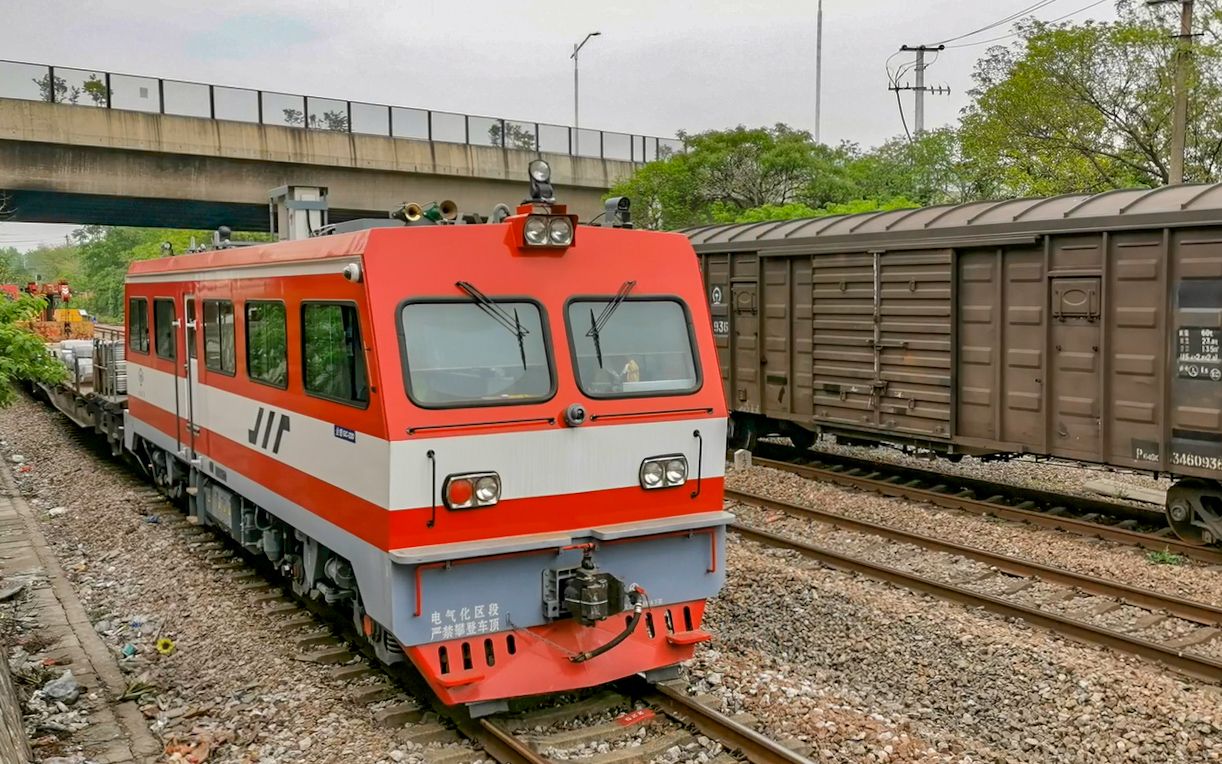 南京桥工段金鹰gc220型轨道车推挽牵引轨枕敷设平车,宁芜线光华门站