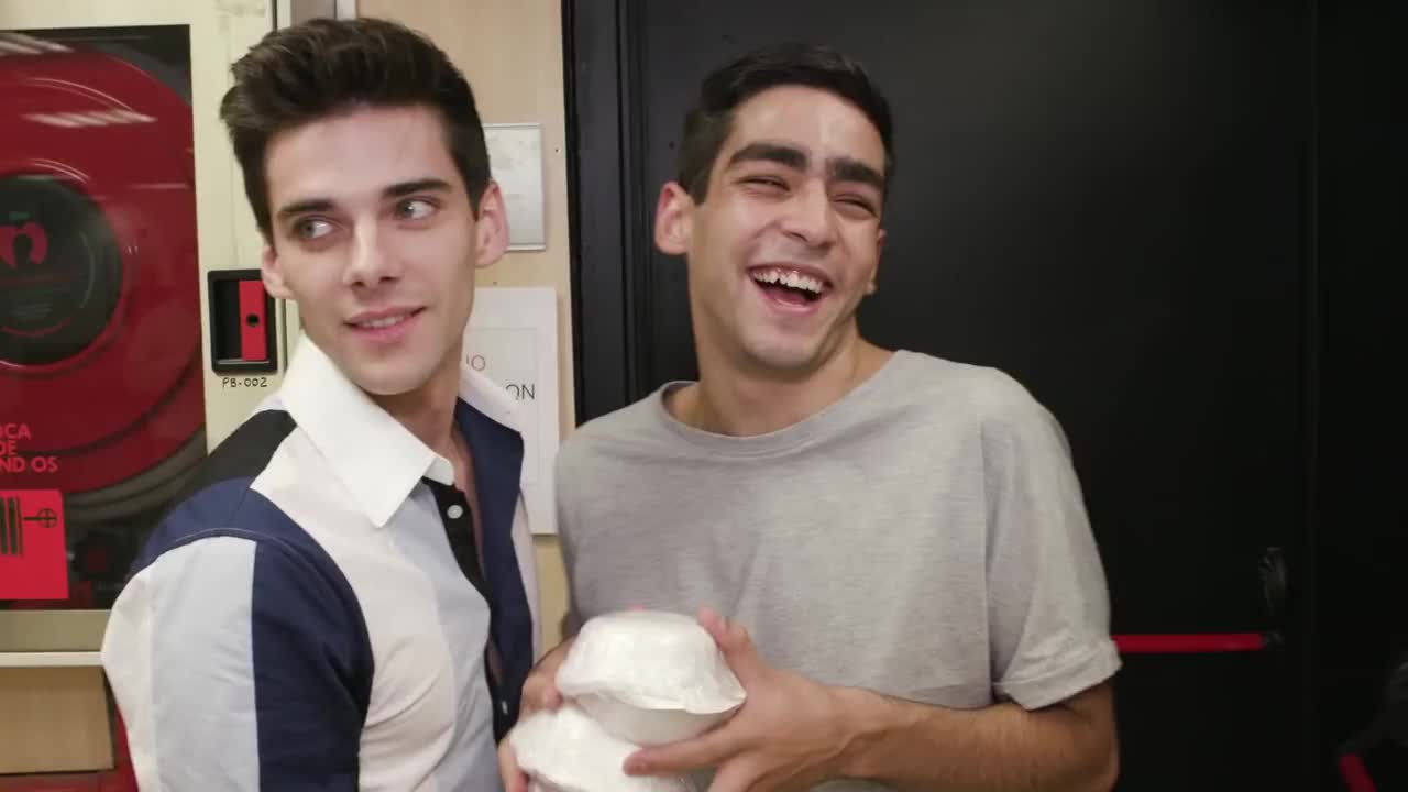 《名校风暴》保罗在片场采访前女友esterexposito