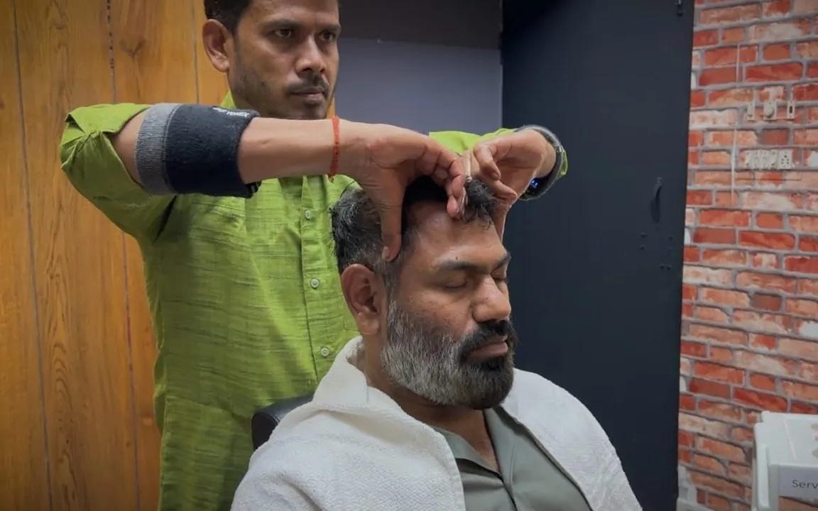 印度理发师纳雷什 (naresh) 的颈部剧烈头部按摩 