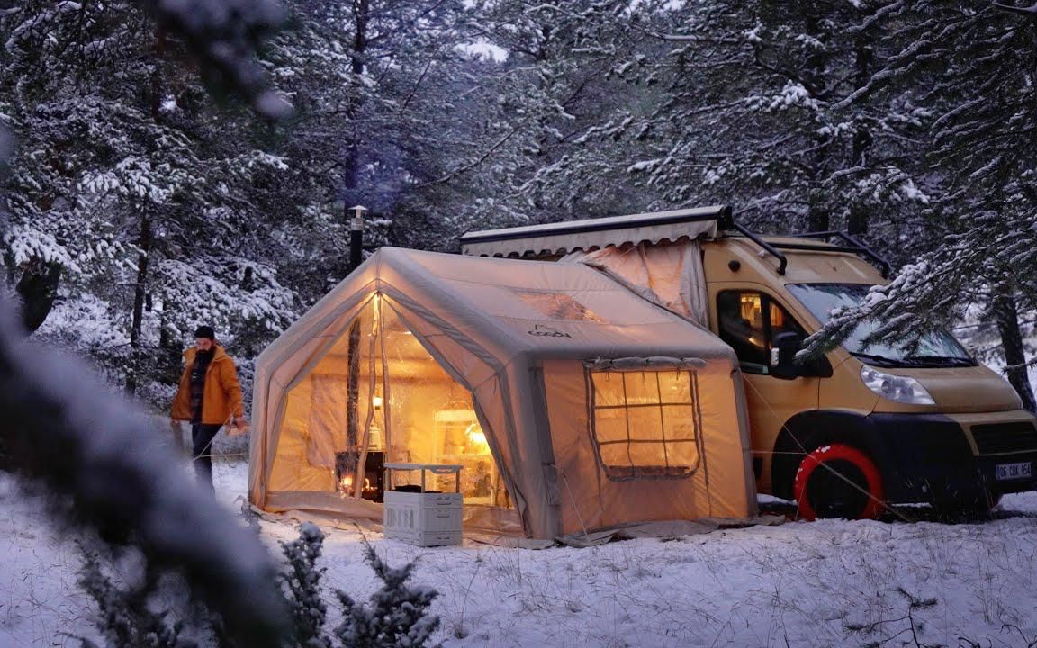 在雪地露营,住在非常舒适漂亮的大帐篷里,建造了一个冬季花园