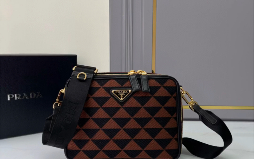 说一下原单prada普拉达刺绣织物邮差包952vh0699595这款刺绣