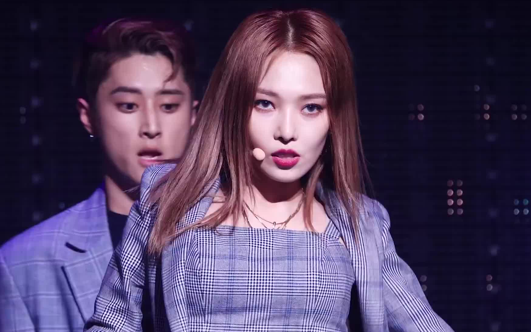 女孩子穿西装霸气侧漏完全不输男孩子4k画质kardsomin全昭敏