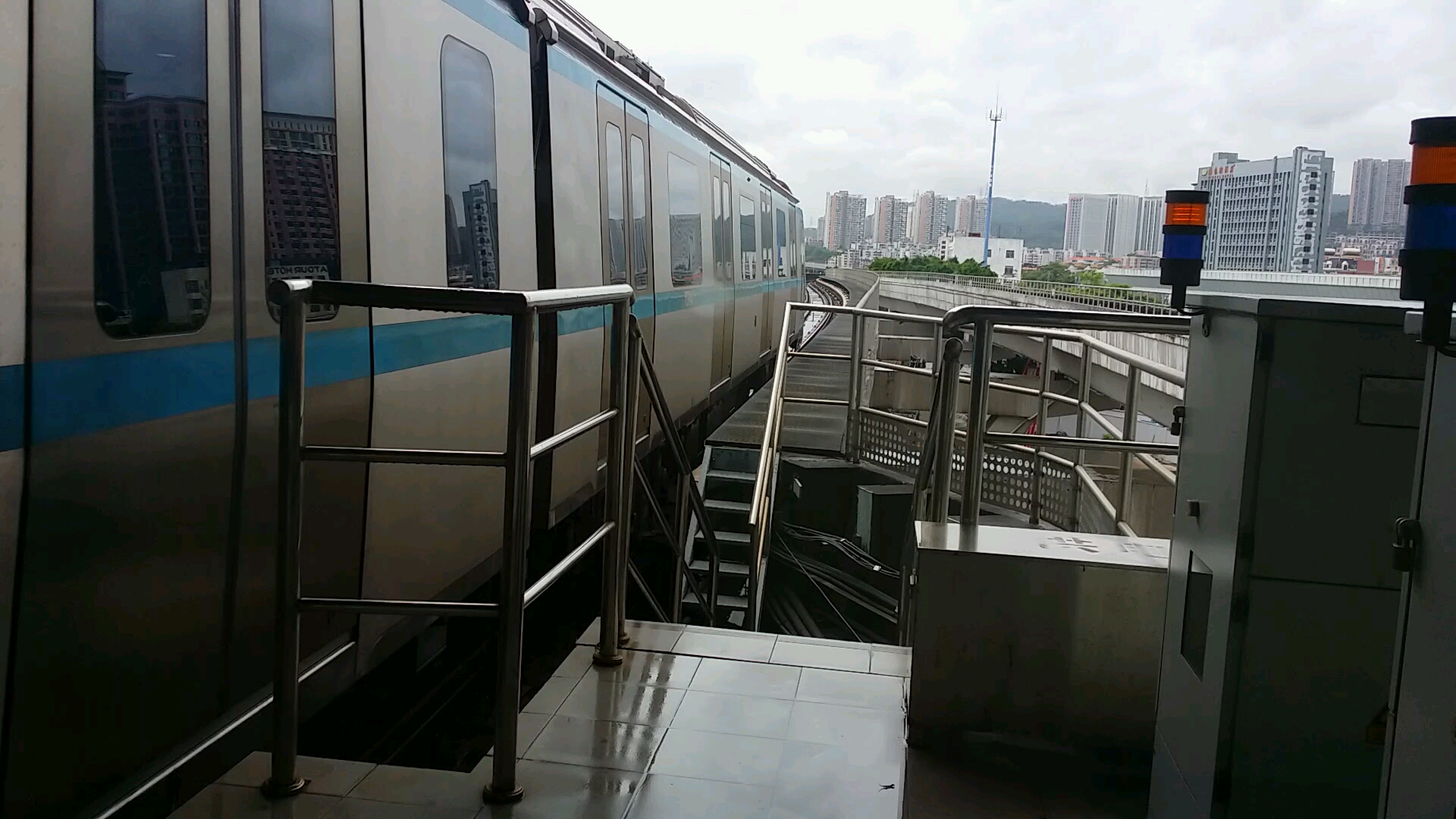 深圳地铁3号线364车进布吉站.