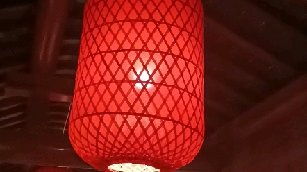 亮着灯光的传统灯笼