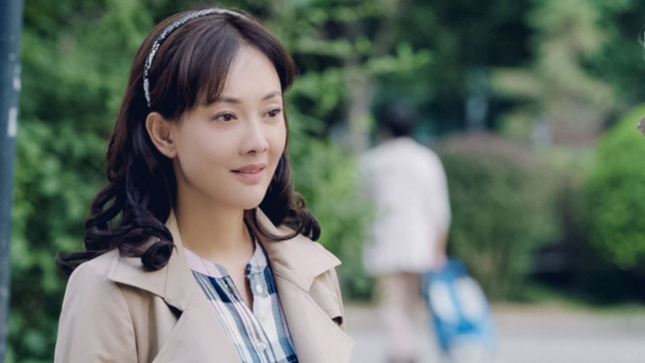 50岁牛莉健身太卖力穿吊带脖子脸上全是汗男教练帮压腰太贴心