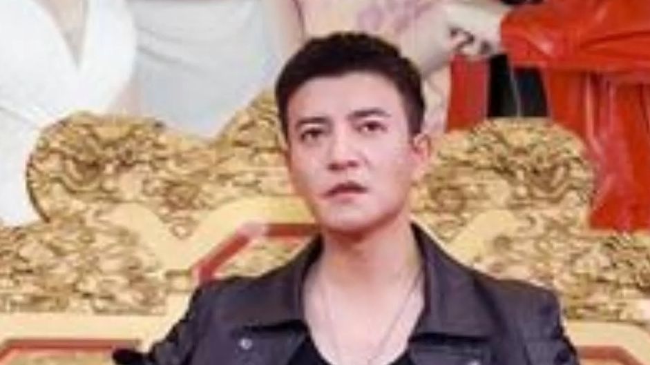 林天阳得罪柳家小姐和龙主后,被柳家小姐的手下抓起来准备处死,但被他