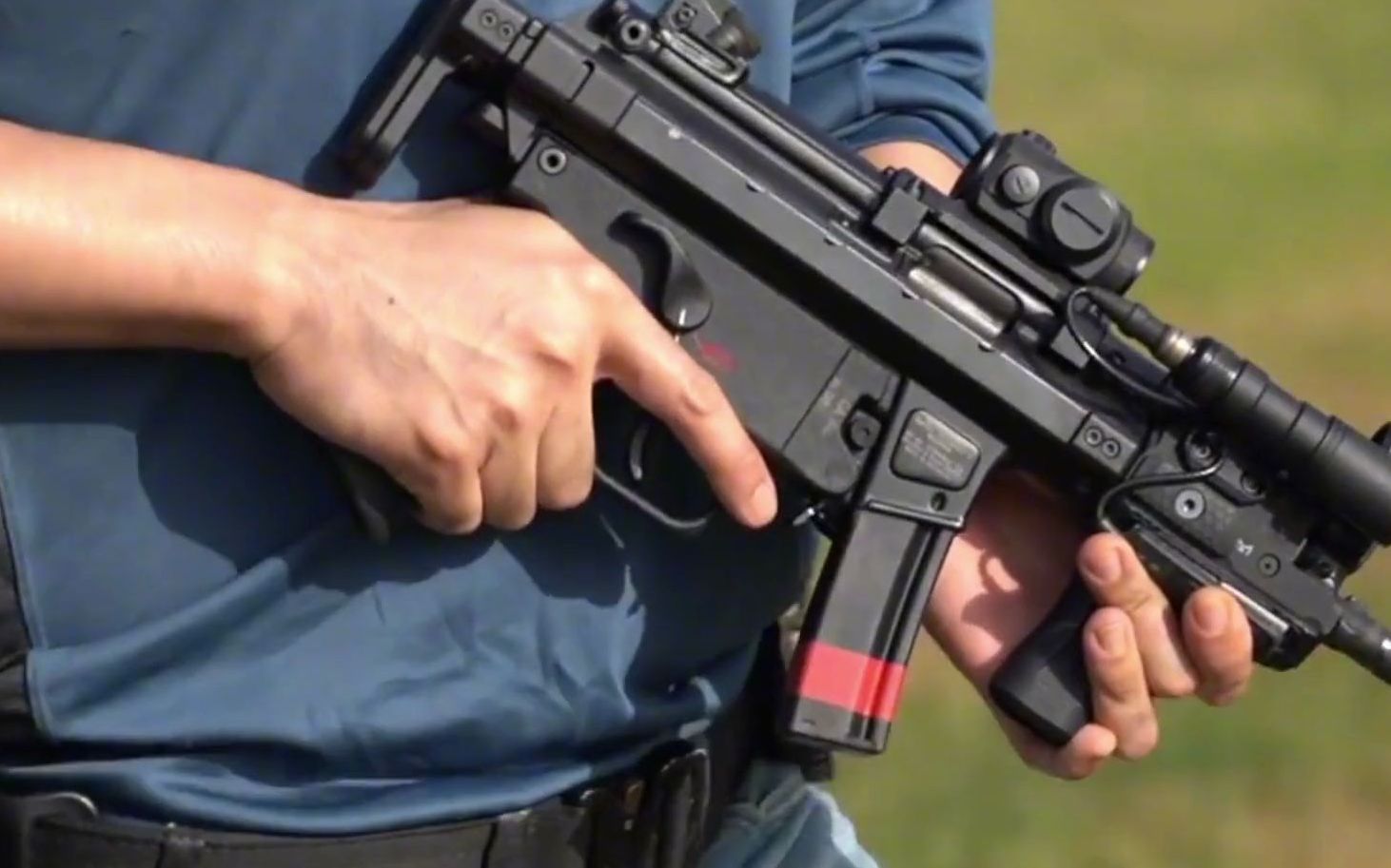 hk mp5k冲锋枪,它是mp5的超短型,可藏入衣服或公文包,不易发现