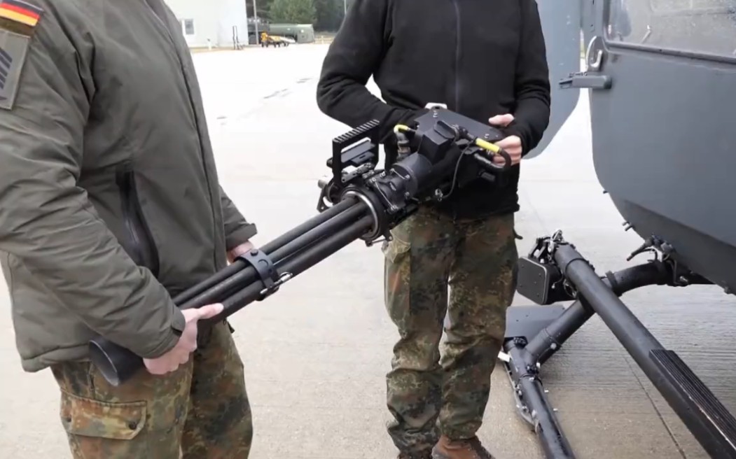 德国特种部队h145m直升机mg6舱门机枪实弹射击训练