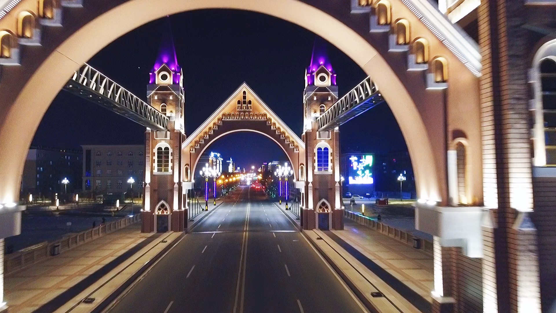 去喀纳斯禾木的路上,路过布尔津县城,发现一座美丽的桥～_哔哩哔哩