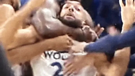 格林锁喉戈贝尔被驱逐!美媒发图调侃:欢迎来到摔跤联盟