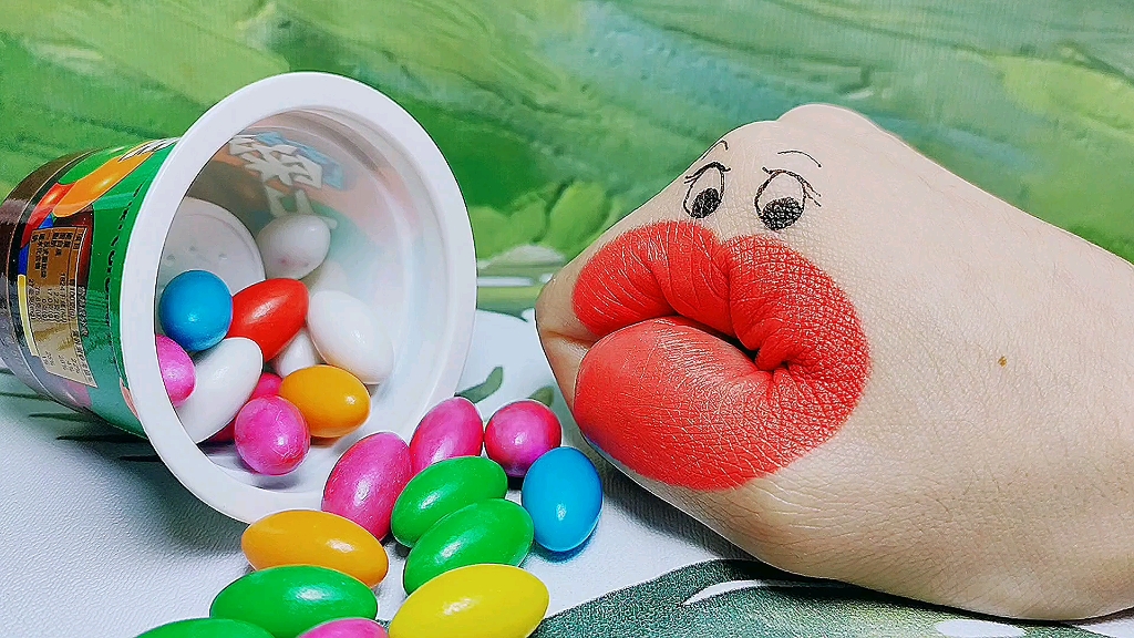 趣味糖果贪吃果子吃彩色巧克力满满一大盒吃得太香啦