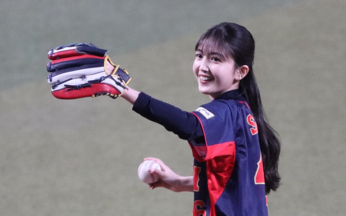 从一个喜爱棒球的小女孩到棒球女神|久保史绪里和她的三次开球式|青と