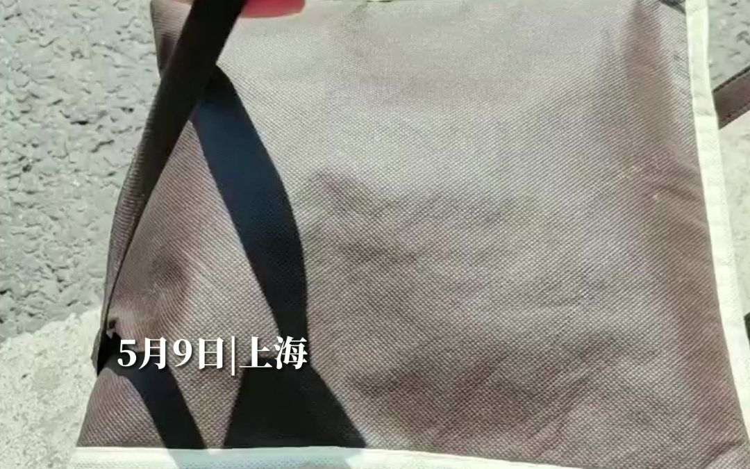 女子路边共享单车上发现一包裹,打开一看吓坏了,赶快报警找失主!