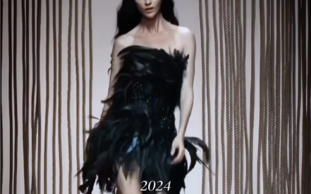 超模Mariacarla Boscono在Roberto Cavalli 2024秀场上重现20年前的经典造型和台布 简直一点都没变老!哔哩哔哩bilibili