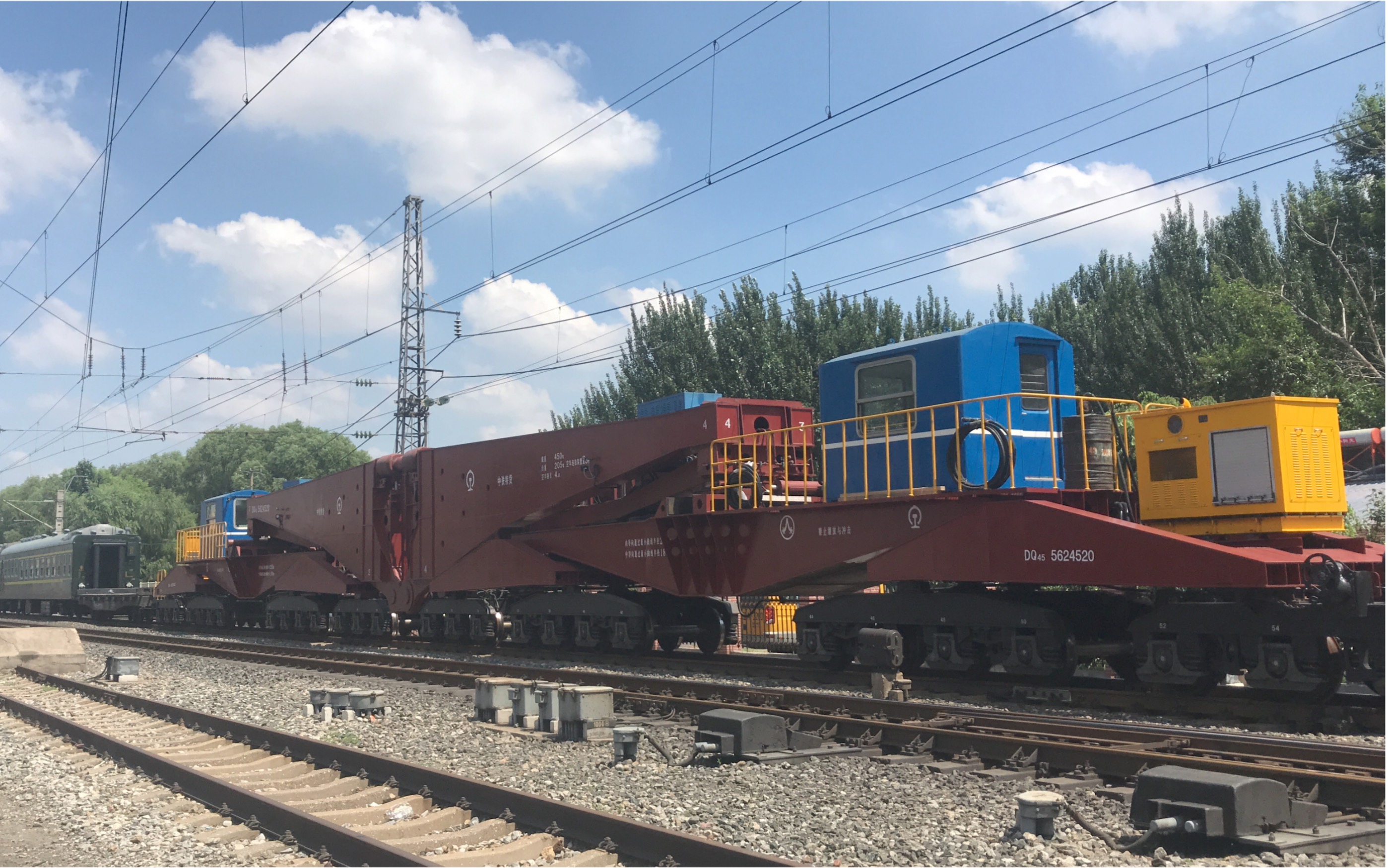 于虎线中国铁路载重吨位最大的长大型货车dq45型钳夹车回送转弯桥站沈