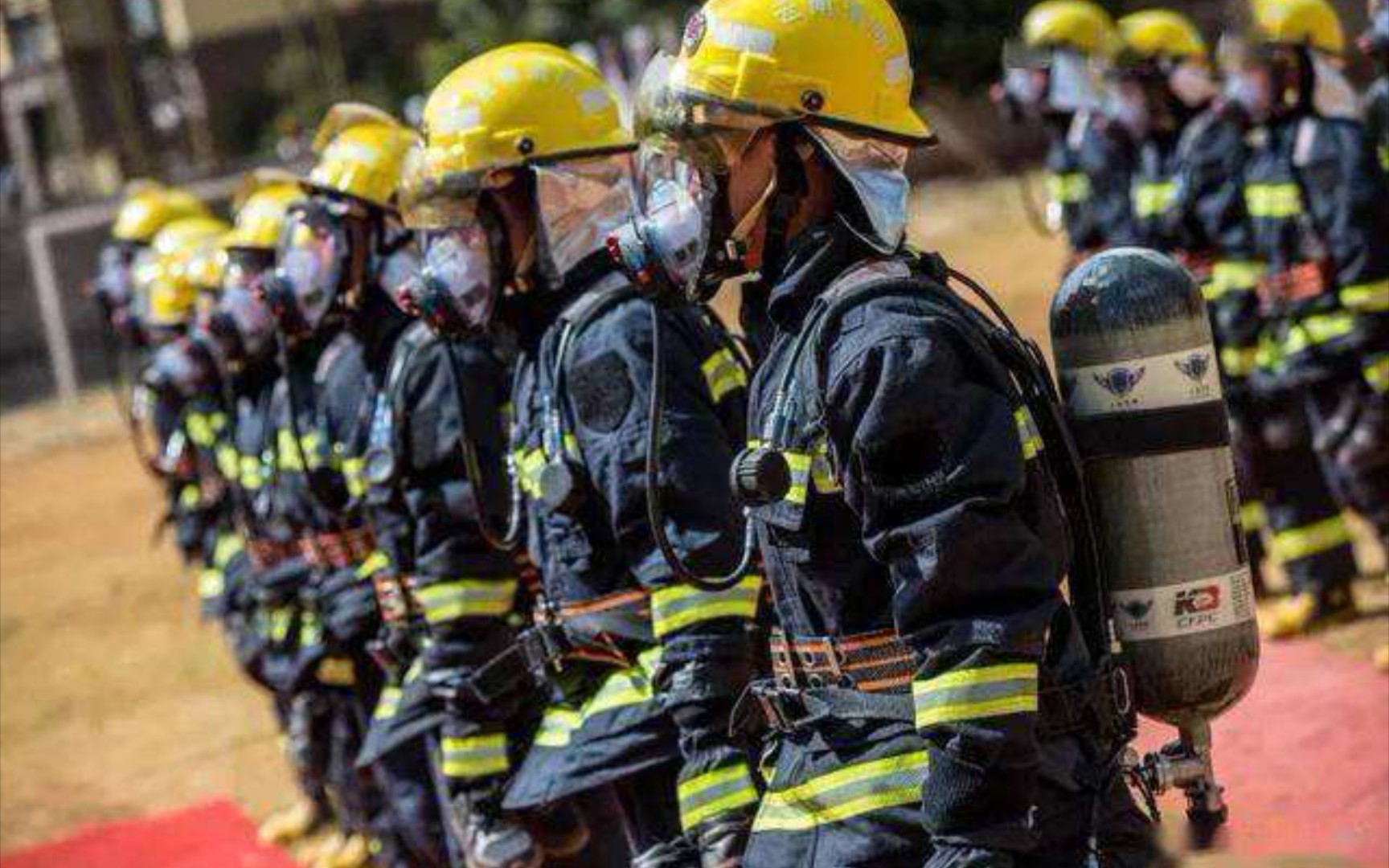 消防员救人的瞬间