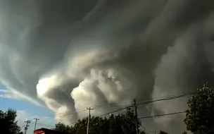 Скачать видео: 新疆塔城现超级单体风暴云：云团连接天地似伸手可触，压迫感十足