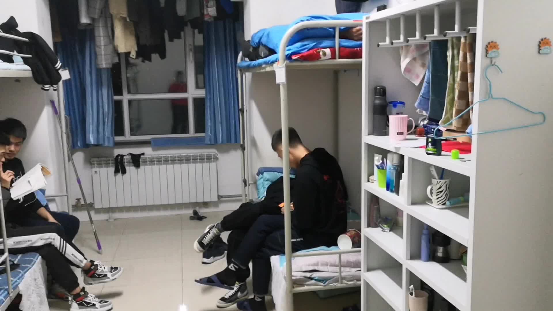 男生宿舍的日常 抽烟还敢嘲讽老师,你们怕不是没了   喜欢就关注以后