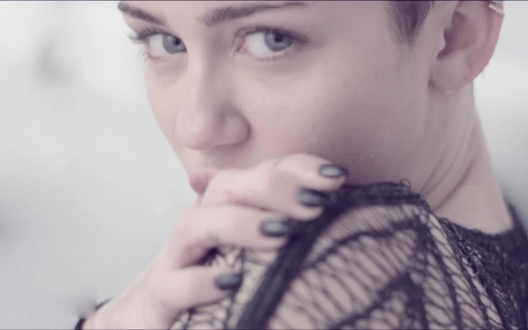 [图]【Miley Cyrus】- Adore You 【官方MV】