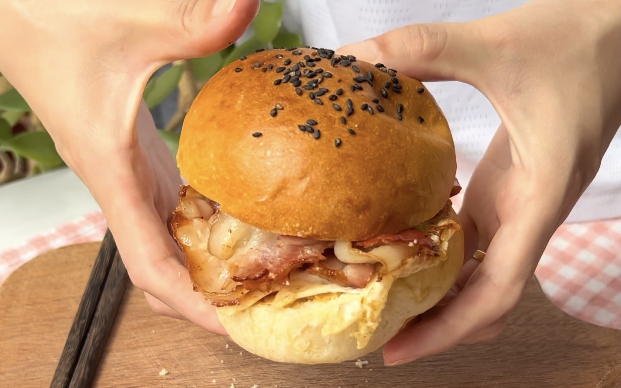 简直太好吃了,简单快速的自己在家做个汉堡吃!