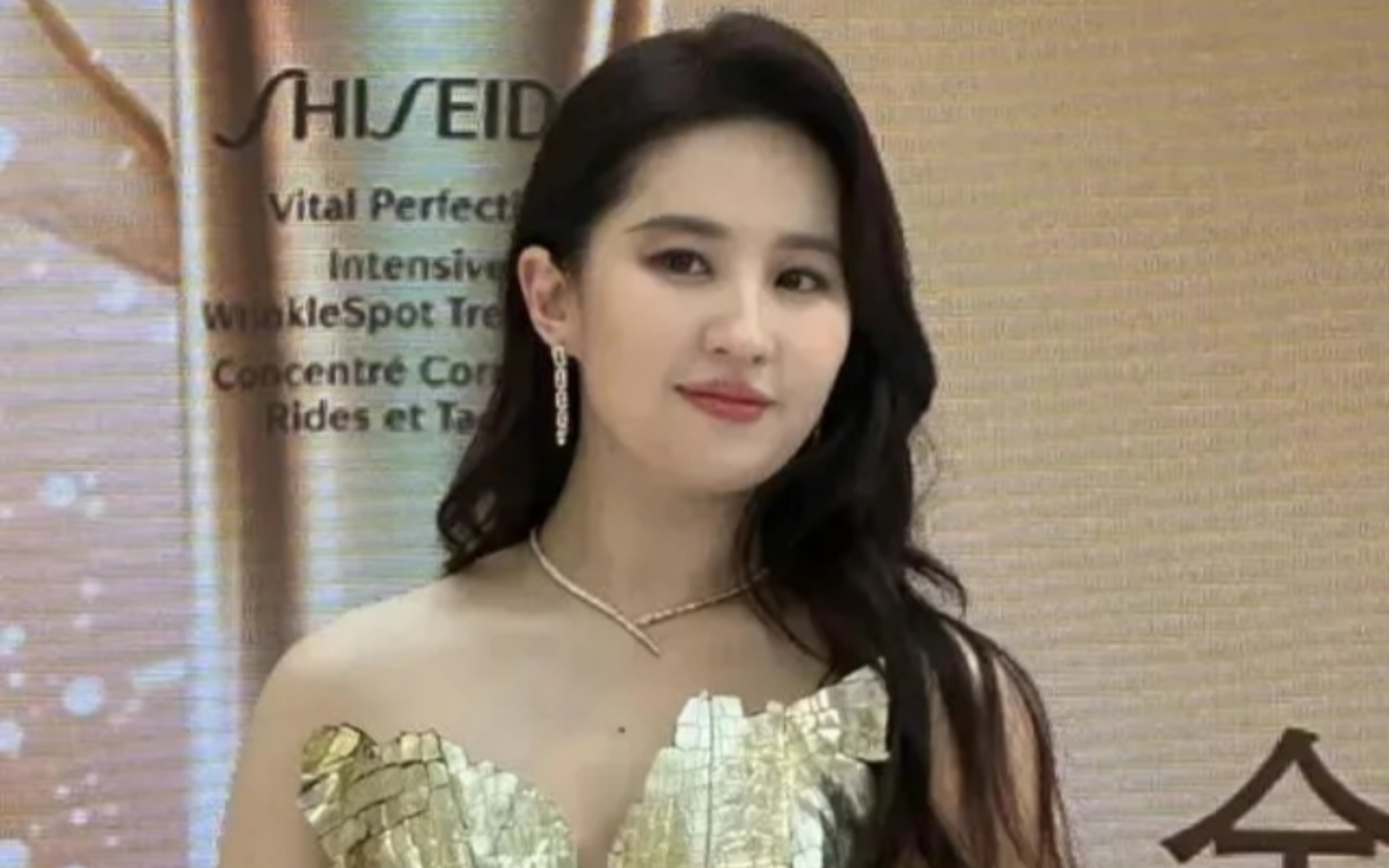 刘亦菲现身某活动现场,没想到因为身材遭了网友的批评.