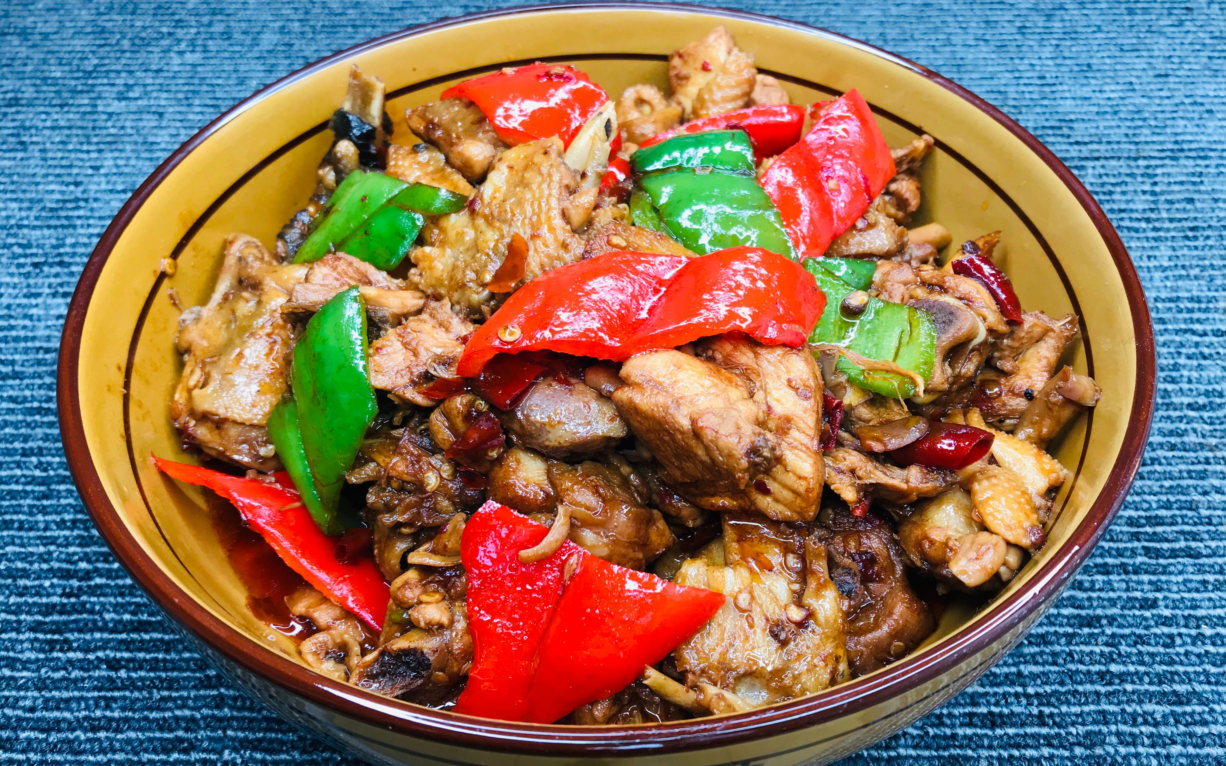 教你家常炒鸡的做法,掌握这个小窍门,鸡肉鲜嫩入味