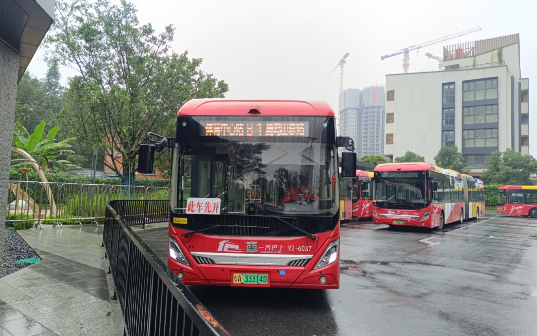 [此片先发纯享]【令人血压升高的雨中brt行车】广州快速公交b1路全程(